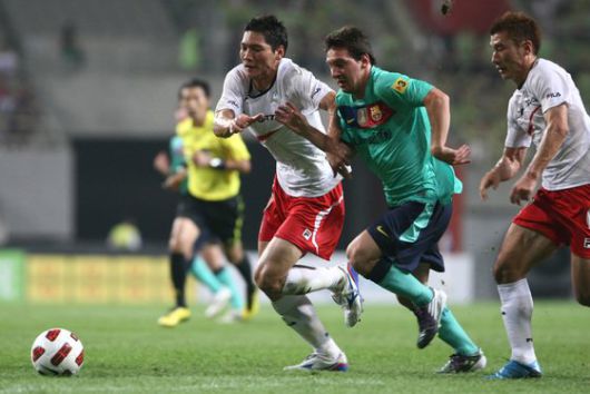 2010년 바르셀로나 방한 경기 당시 리오넬 메시(오른쪽 둘째)의 돌파를 저지하는 김형일(가운데). [중앙포토]