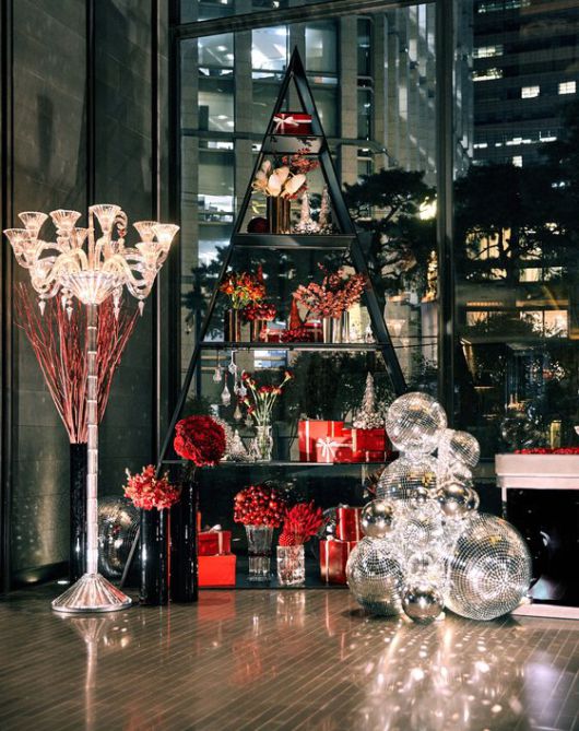 포시즌스호텔 은 로비 한편을 고급 크리스털 소품과 꽃장식으로 꾸몄다. [사진 포시즌스 호텔 ]