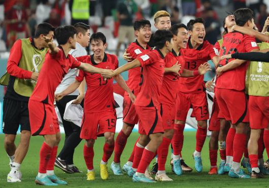 16강 진출을 확정하고 기뻐하는 한국 선수들. [연합뉴스]