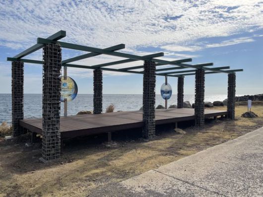 가파도에 설치된 영국 작가 앤디 휴즈(56)의 설치 작품. 주민들이 설치한 쉼터 공간에 자연스럽게 작품을 더했다. 작가는 4개월동안 가파도에서 지내며 발견한 프라스틱 쓰레기를 작품에 끌어왔다. 이은주 기자