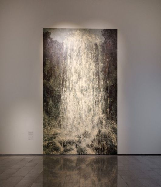 제주도립미술관에 전시된 강요배 화백의 대형 회화 '폭포 속으로'. 세로 가 6.7m에 이른다. 제주비엔날레