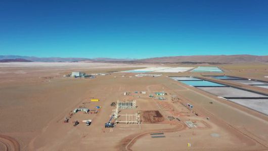 살타 주(州)에 위치한 포스코 아르헨티나 리튬광산 전경. 사진 우측 상단 파란색의 커다란 설비가 염호의 염수를 증발시켜 리튬을 추출하기 위한 염전 개념의 시설인 '폰드'다. 포스코.