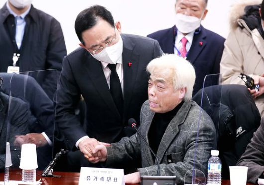 조은희 국민의힘 의원(오른쪽)이 20일 서울 여의도 국회 의원회관에서 열린 국민의힘과의 간담회에서 눈물을 흘리는 유가족을 위로하고 있다. 공동취재