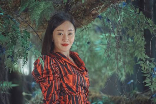 “좋은 집에 살면 성공할 확률이 높아진다. 웬만하면 집에 오면 다 극복되니까.” 이렇게 말한 인주(오른쪽)의 고모할머니(김미숙, 왼쪽)는 막대한 부를 이뤘지만, 그로 인해 세상을 떠난다. 사진 tvN