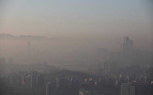 중부지방 대부분이 초미세먼지 농도 수준이 '나쁨'을 보이는 27일 오전 서울 도심이 뿌옇다. 뉴스1