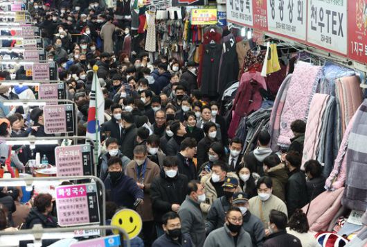 김건희 여사가 11일 대구 서문시장을 양말가게를 찾아 상인으로부터 선물을 받고 있다. 사진 대통령실사진기자단