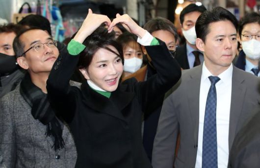 김건희 여사가 11일 대구 서문시장을 방문하고 있다. 연합뉴스