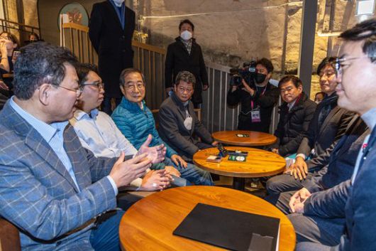 한덕수 국무총리가 18일 오전 서울 동대문구 경동시장 내 '스타벅스 경동1960'점을 찾아 시장 관계자들과 전통시장의 재탄생과 관련해 환담하고 있다. 연합뉴스