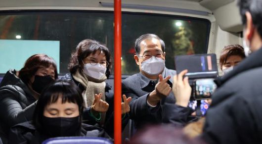 한덕수 국무총리가 2일 오전 서울 노원구 상계동에서 4시5분 출발하는 146번 시내버스 첫차에 탑승해 시민들과 새해인사를 나누고 기념 촬영을 하고 있다. 사진 국무총리실