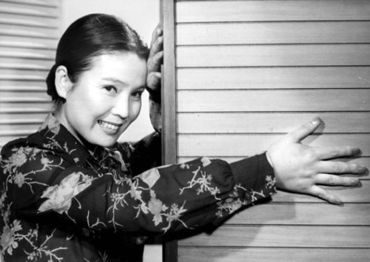 지난 1968년 영화 '파란 이별의 글씨'에서 배우 신성일(2018년 작고)과 함께 연기하고 있는 모습. [연합뉴스]