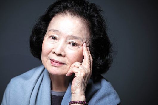 김수용 감독의 영화 '화려한외출'(1977)에서 열연중인 윤정희이다. 사진 태창흥업주식회사