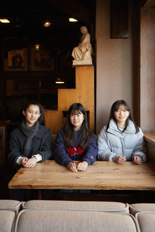 서울미래유산 학림다방을 방문한 박민아(왼쪽)·오지효·김채량 학생기자가 그 시절 학림다방의 얘기를 들으며 우리 곁을 꾸준히 지킨 미래유산에 대해 알아봤다.