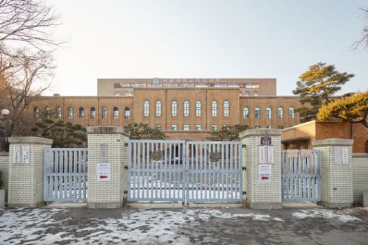 1946년 경성제대 의학부와 경성의전이 통합·설립된 서울대학교 의과대학 부속병원으로 의료근대화의 산실인 서울대학병원.