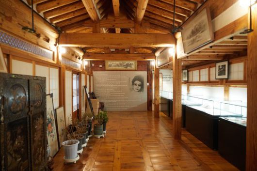 한무숙 문학관은 소설가 한무숙의 창작 산실이자 문학적 자취를 되새겨볼 수 있는 곳이다.