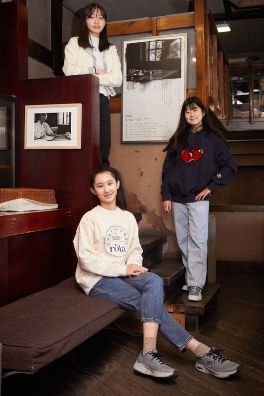 서울미래유산 학림다방을 방문한 소중 학생기자단이 그 시절 학림다방의 얘기를 들으며 우리 곁을 꾸준히 지킨 미래유산에 대해 알아봤다.