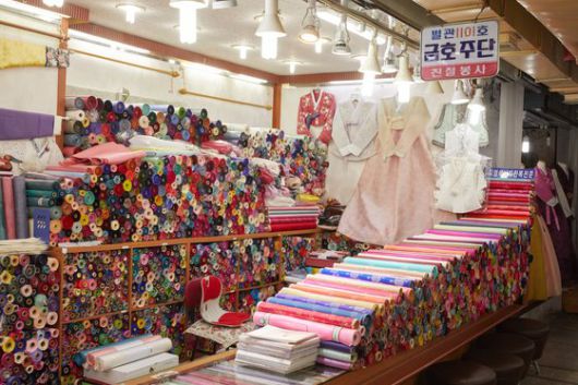 서울미래유산 ‘광장시장’은 일제강점기를 거쳐 현재까지 명맥을 이어오고 있는 한복과 포목 전문 도매시장이다.