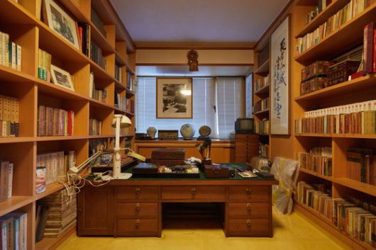 집필실에는 한 작가가 사용하던 책상·필기구·생활용품과 함께 전문자료·문학서적들이 빽빽하게 꽂힌 책장이 양옆에 나란히 놓였다.