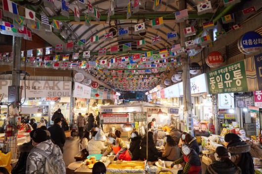 빈대떡·호떡·김밥 등 여러 음식을 파는 먹자골목도 유명해 시장 곳곳에서 음식을 먹고 있는 사람들을 볼 수 있다.