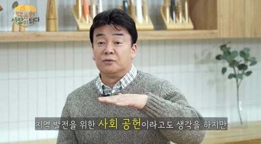 지난 25일 충남 예산군 예산읍 예산상설시장 안 광장에서 관광객들이 테이블에 둘러앉아 음식을 먹고 있다. 프리랜서 김성태