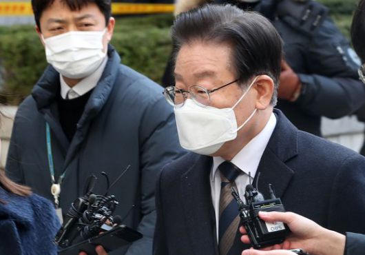 공직선거법 위반 혐의를 받고 있는 이재명 더불어민주당 대표가 3일 서울 서초구 서울중앙지방법원에서 속개된 오후 공판에 출석하고 있다. 뉴스1