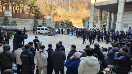 이재명 더불어민주당 대표의 법정 출석이 예고된 3일 오전부터 법원 입구에는 취재진과 유튜버, 지지자 등이 진을 쳤고 경찰 경비인력도 대거 출동했다. 김정연 기자