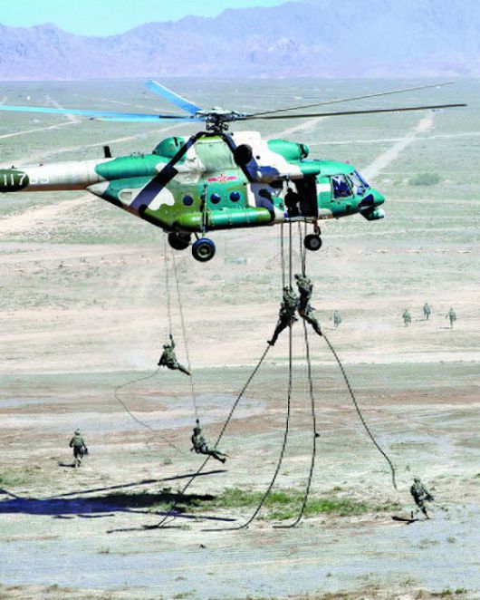 지난 2021년 8월 중국 닝샤회족자치구에서 열린 중국과 러시아의 합동 군사훈련에서 중국 인민해방군 병사들이 헬기 강하 훈련을 하고 있다. 신화=연합뉴스