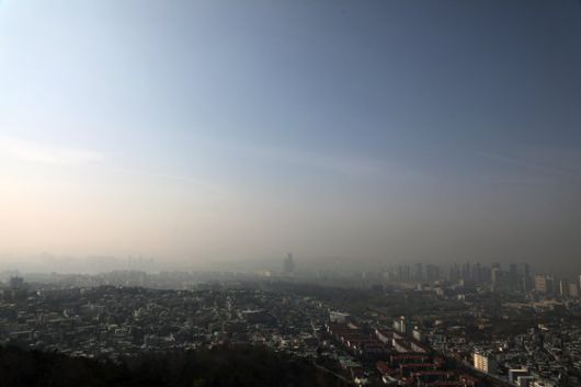 미세먼지 농도가 '나쁨' 수준을 보인 29일 오전 서울 남산에서 바라본 도심 일대가 뿌연 모습을 보이고 있다. 뉴스1