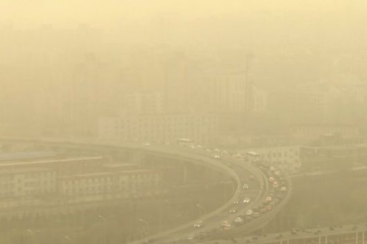 10일 중국 베이징이 모래 폭풍으로 인해 뿌옇게 변했다. AP=연합뉴스