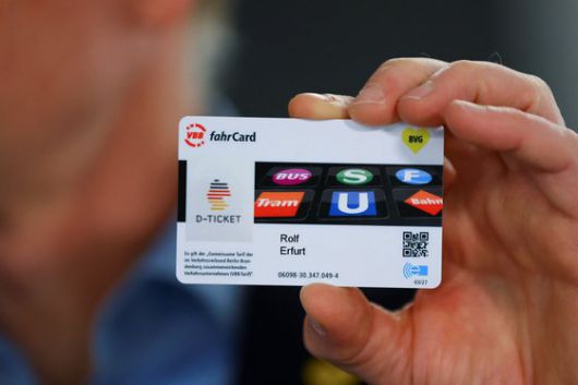 지난 1일 판매를 시작한 독일의 무제한 대중교통 이용권 '도이칠란트 티켓' 로이터=연합뉴스