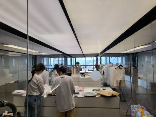 무신사 스튜디오 동대문 내 워크룸에서 입주 기업 직원들이 작업을 하고 있는 모습. 사진 정세희 기자