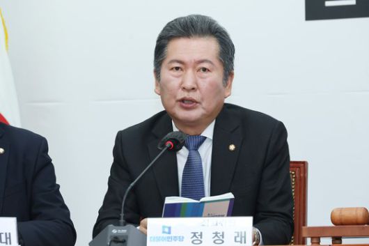 지난달 30일 국회 본회의에서 민주당 정청래 의원이 본인이 위원장인 과학기술정보방송통신위원장 사임의 건에 대한 이의를 제기하고 있다. 연합뉴스