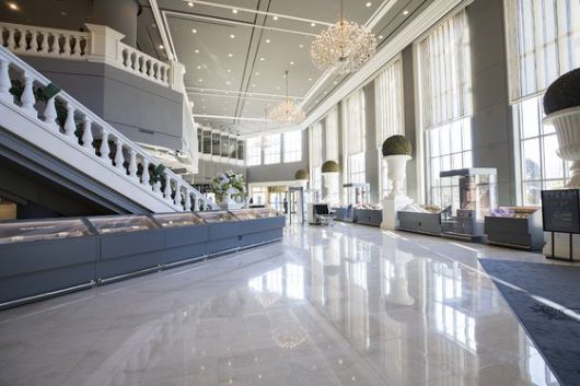 켄싱턴호텔 평창 1층 로비에는 역대 올림픽 관련 소장품이 전시돼 있어 투숙객들이 스포츠 스타의 용품을 실물로 만나볼 수 있다. 사진 이랜드