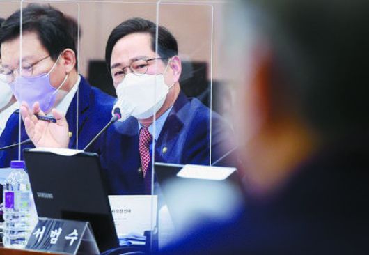 지난해 국정감사에서 새만금 풍력사업 문제를 거론했던 박수영 국민의힘 의원의 모습. 임현동 기자