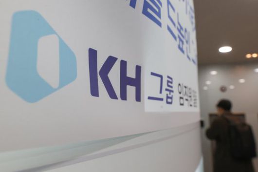 검찰이 KH그룹을 둘러싼 입찰 방해, 대북 송금 의혹과 관련해 강제 수사에 착수한 지난해 12월 27일 오전 서울 강남구 KH 필룩스 사무실 앞 모습.   서울중앙지검 강력범죄수사부(신준호 부장검사)와 수원지검 형사6부(김영남 부장검사)는 이날 오전 KH그룹 본사와 관계사, 관계자의 주거지 등 20여 곳을 합동 압수수색했다. 연합뉴스