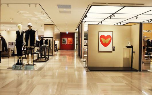 신세계 강남점이 올해 매출 3조원 돌파를 눈앞에 두고 있다. 비결로는 경기 침체의 영향을 덜 받는 VIP 고객 비중이 높다는 점이 꼽힌다. 사진은 3층에 있는 미술품 전시·구매가 가능한 해외패션 매장. [사진 신세계백화점]