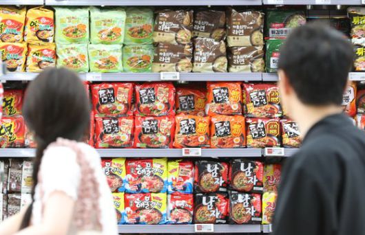 추경호 경제부총리 겸 기획재정부 장관이 지난해 크게 오른 라면 값에 대해 ″밀 가격이 내린 것에 맞춰 (라면 값도) 적정하게 내릴 필요가 있다″며 압박에 나서자 라면 제조사들이 가격 인하에 나설지 움직임이 주목되고 있다. 사진은 20일 서울 시내 한 대형마트 라면 매대의 모습. 뉴시스