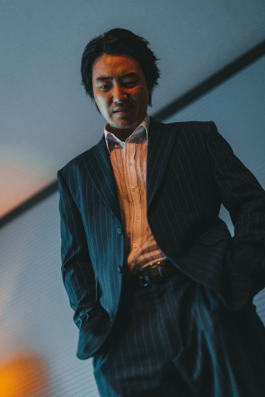 '범죄도시3' 중고차 딜러이자 건달 '초롱이'(맨오른쪽) 역의 고규필은 이번 영화의 최대 수혜자로 꼽힌다. 의도치 않게 마석도(마동석)의 사건 해결을 도우면서 등장하는 장면마다 감초 역할을 한다. 사진 에이비오엔터테인먼트, 플러스엠 엔터테인먼트