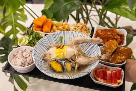 포스코는 11일 초복을 맞아 전국 사업장에서 보양식을 점심 특식으로 제공했다. 이날 서울 강남구 포스코센터 식당에 점심 메뉴로 나온 전복삼계탕. 사진 포스코