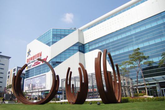 2015년 야외 조각광장에 설치된 베르나르브네의 철 조각 ‘선’. [사진 DTC]