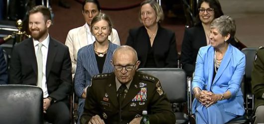 랜디 조지 미국 육군참모총장 후보(앞줄 가운데)는 웨스트포인트 동기인 아내(오른쪽 끝)와 34년째 결혼생활을 유지하고 있다. 사진 디펜스 나우 유튜브 캡처