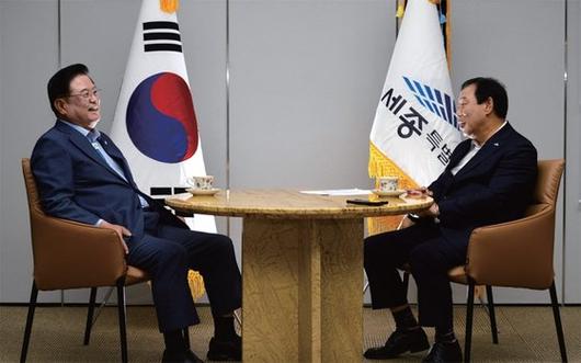 우동기(왼쪽) 지방시대위원장과 최민호 세종특별자치시장은 지방과 중앙의 융합적 기반을 가진 세종시의 성패가 지역균형발전의 시금석이라고 믿는다.