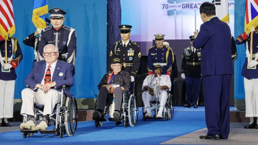6·25 정전협정 70주년을 맞아 윤석열 대통령과 김건희 여사가 27일 부산 남구 유엔기념공원을 유엔 참전국 정부대표단과 함께 찾아 유엔군 위령탑에 헌화한 뒤 묵념하고 있다. 연합뉴스