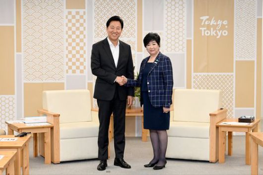 지난달 27일 일본 도쿄를 찾은 오세훈(왼쪽) 서울시장이 도쿄도청에서 고이케 유리코 도쿄도지사를 만나 기념 촬영하는 모습. 연합뉴스