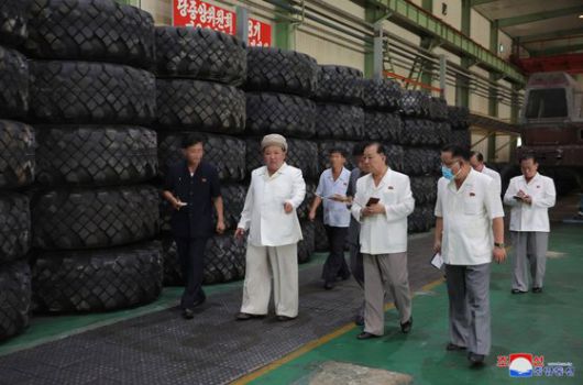 김정은 북한 국무위원장이 지난 3~5일 중요군수공장을 잇따라 시찰한 가운데 이동식 발사차량(TEL) 관련 타이어 생산 공정을 살펴보는 듯한 모습. 조선중앙통신. 연합뉴스.