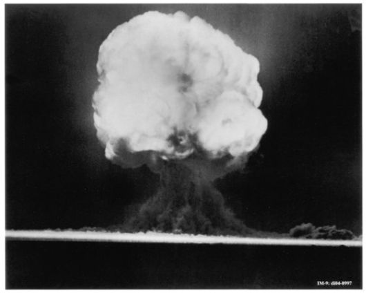 영화 '오펜하이머'(15일 개봉)는 '인터스텔라' '테넷' '다크 나이트' 등을 만든 크리스토퍼 놀런 감독이 각본, 연출을 맡았다. 사진은 놀런 감독이 극중 흑백 화면에 주로 담기는 루이스 스트로스 역할의 배우 로버트 다우니 주니어에게 대본 내용에 대해 상의하는 모습이다. 이 영화를 위해 65mm 흑백 아이맥스 필름을 특별 제작하기도 했다. 사진 유니버설 픽쳐스