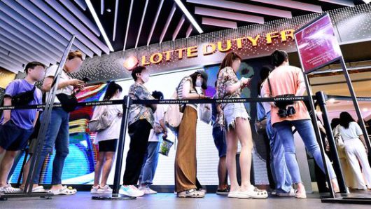 13일 서울 중구 명동의 한 가로 가판대에 중국 오성홍기 등 각국 국기가 부착돼 있다.   연합뉴스