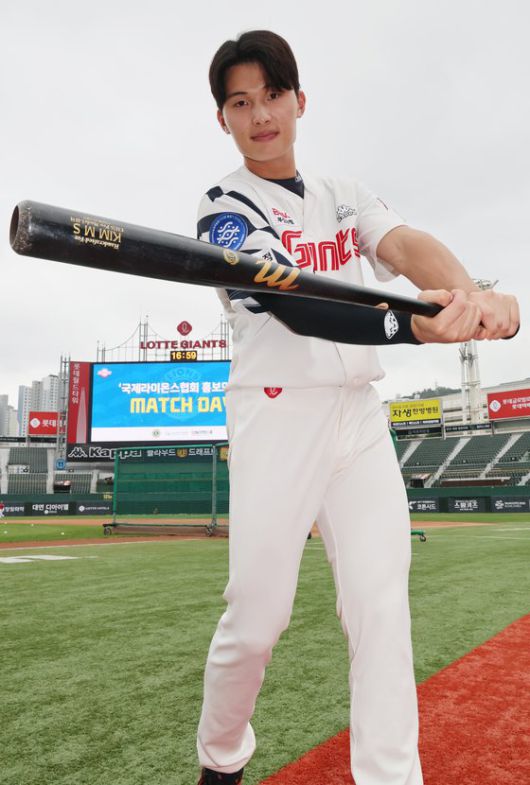 윤동희가 쓰는 배트엔 김민석의 이름이 씌어져 있다. 윤동희는 "배트 무게중심이 다른 배트를 쓰고 싶어 빌렸다"고 했다. 부산=송봉근 기자