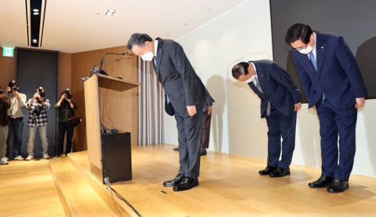 지난해 10월 경기도 평택시의 SPL(SPC 계열사) 제빵공장에서 발생한 사망 사고와 관련해 허영인 SPC그룹 회장이 같은 달 21일 대국민 사과를 하고 있다. 연합뉴스