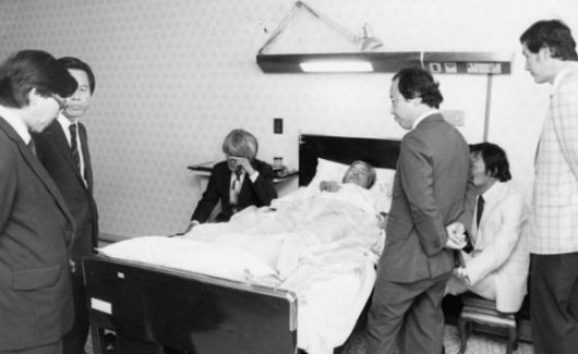 단식중인 김대중 총재가 연세대 세브란스 병원 별관 450호로 들어서고 있다. 중앙포토