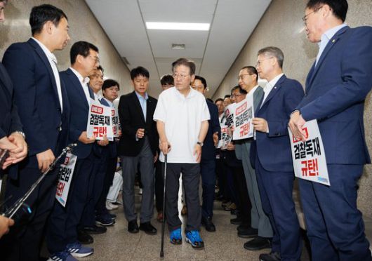 김영삼 전신민당총재가 83년 5월 광주민주화운동 3주년을 맞아 정권에 대한 항의의 표시로 23일간 단식투쟁중 친인들이 문병을 온 모습. 중앙포토